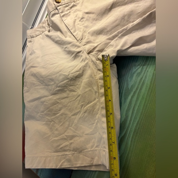 Vineyard Vines Men’s Breaker Shorts- khaki shorts size waist 33, 9” length - Picture 7 of 10